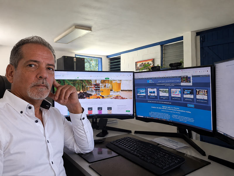 Dirigeant de Webdesign-OI travaillant dans son agence web à Saint-André, La Réunion
